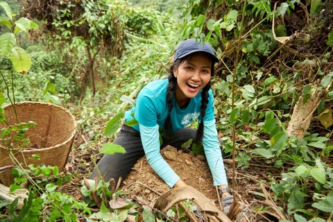 Niềm vui trồng rừng của H'Hen Niê. (Ảnh: CTV/Vietnam+)