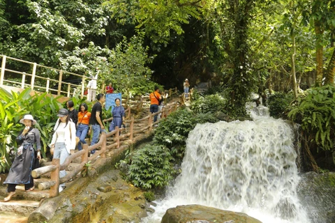 Du khách tham quan suối Mỏ Gà, xã Phú Thượng, huyện Võ Nhai, cách thành phố Thái Nguyên 45 km. (Ảnh: Linh Tâm/Vietnam+)