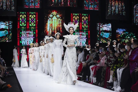 Những tà áo dài lấy cảm hứng từ hình tượng nàng dâu trong bộ sưu tập "Kim Lang" của nhà thiết kế Minh Châu. (Ảnh: PV/Vietnam+)