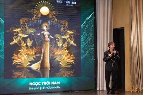 Lê Hữu Nhân thuyết trình về tác phẩm "Ngọc trời Nam." (Ảnh: CTV/Vietnam+)