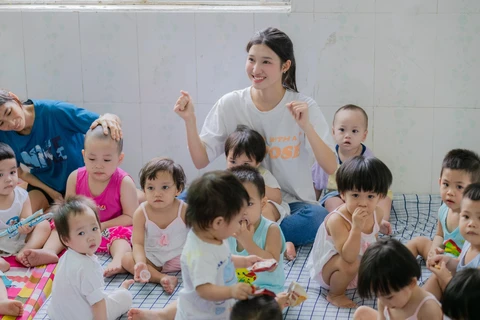 Phương Nhi cùng các em nhỏ mồ côi Mái ấm Hoa Hồng. (Ảnh: PV/Vietnam+)