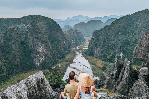 Du khách quốc tế ấn tượng với vẻ đẹp tự nhiên ở Ninh Bình. (Ảnh: PV/Vietnam+)