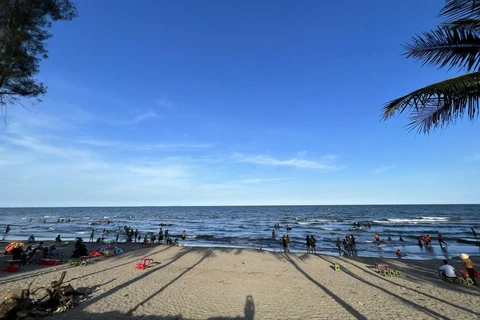 Biển Hải Tiến, Thanh Hóa trong xanh dưới nắng Hè. (Ảnh: Mai Mai/Vietnam+)
