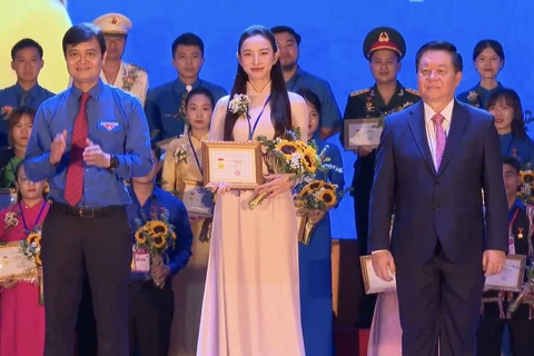 Hoa hậu Thùy Tiên đã nhận bằng khen tại Lễ tuyên dương Thanh niên tiên tiến làm theo lời Bác toàn quốc lần thứ VII, năm 2023. (Ảnh: CTV/Vietnam+)