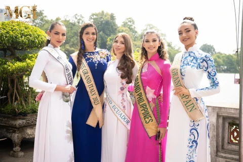 Thí sinh Miss Grand International 2023 mặc áo dài tham quan Hà Nội. (Ảnh: BTC)