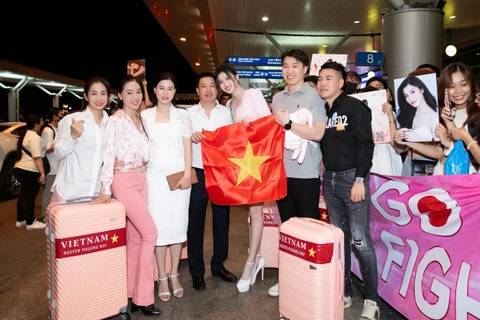 Gia đình tiễn Phương Nhi đến với Miss International. (Ảnh: CTV/Vietnam+)