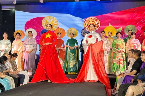 Giao lưu văn hóa hai nước Việt Nam-Nhật Bản thông qua thời trang. (Ảnh: M.Mai/Vietnam+)