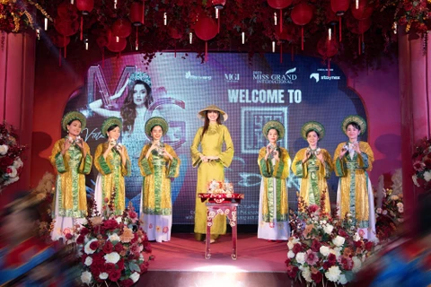 Dàn hoa hậu quốc tế diện áo dài gấm thưởng thức nhã nhạc cung đình Huế
