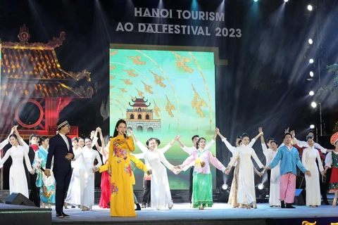 Một tiết mục nghệ thuật trong lễ khai mạc Lễ hội Áo dài Du lịch Hà Nội 2023. (Ảnh: Mai Mai/Vietnam+)