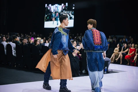 “Một chiếc áo mới” độc đáo từ thổ cẩm của nhà thiết kế Cao Minh Tiến