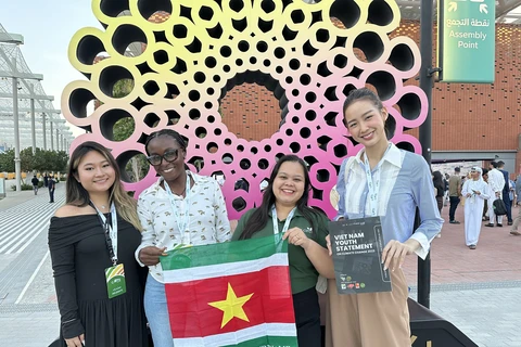 Bảo Ngọc cùng các đại biểu tham dự Hội nghị Thanh niên về Biến đổi khí hậu toàn cầu. (Ảnh: CTV/Vietnam+)