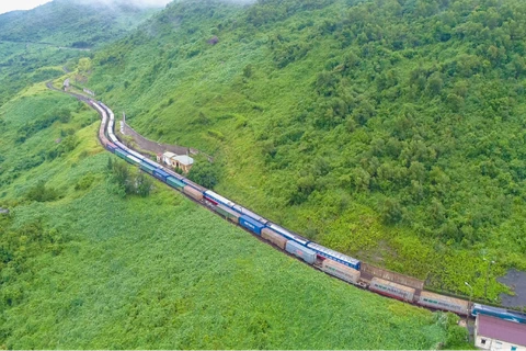 Đoàn tàu Bắc Nam xuyên qua những dãy núi hùng vỹ. (Ảnh: PV/Vietnam+)