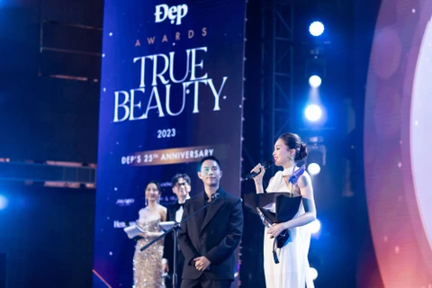 Tiểu Vy nhận giải "Pretty Lady" tại lễ trao giải "Đẹp Awards 2023," diễn ra tối qua. (Ảnh: CTV/Vietnam+)