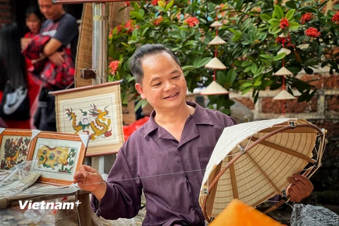 Nón làng Chuông giờ đây được xây dựng để trở thành một sản phẩm du lịch truyền thống hấp dẫn. (Ảnh: Mai Mai/Vietnam+)
