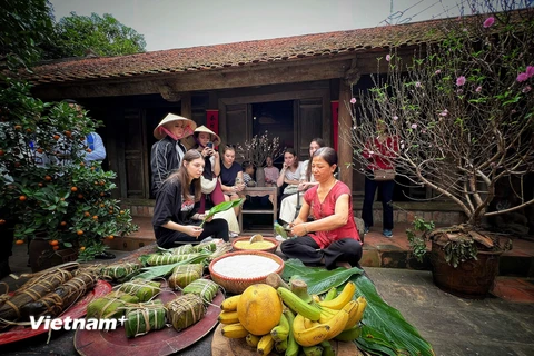 Khách quốc tế thích thú trải nghiệm không gian văn hóa Tết Việt truyền thống