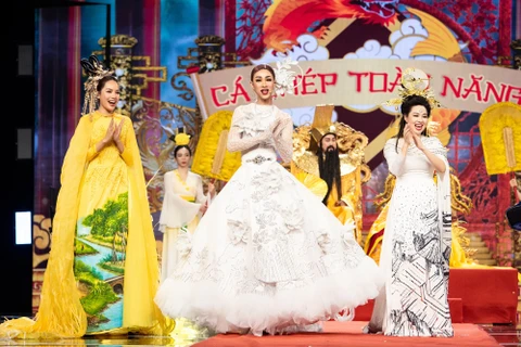Hoa hậu Lê Hoàng Phương (ngoài cùng bên trái) lần đầu xuất hiện trong bộ 3 Hằng Nga. (Ảnh: CTV/Vietnam+)