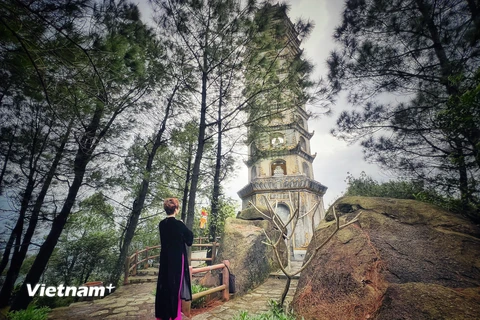 Cảnh quan thiên nhiên ngoạn mục chùa Hương Tích "phiên bản gốc"