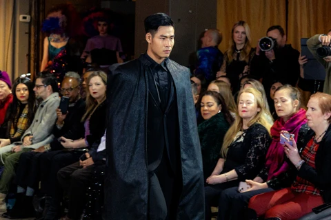 “Nam vương chân đất” Danh Chiếu Linh sải bước tại New York Couture Fashion Week. (Ảnh: CTV/Vietnam+)