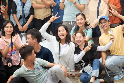 Hoa hậu H’Hen Niê đồng hành cùng “Hạt gạo chia đôi” tại quê nhà Đắk Lắk. (Ảnh: CTV/Vietnam+)