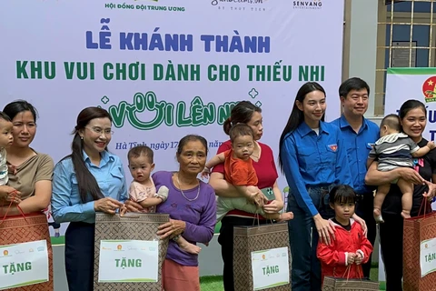 Thùy Tiên vừa nghiệm thu sân chơi tại bệnh viện, kết hợp tặng quà, học bổng cho các em thiếu nhi trong dự án mà cô đang triển khai trên toàn quốc. (Ảnh: CTV/Vietnam+)