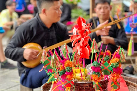Đàn tính cùng bàn then là một trong những nét đẹp văn hóa của người Tày còn được bảo tồn và phát triển ở Sa Pa. (Ảnh: Mai Mai/Vietnam+)