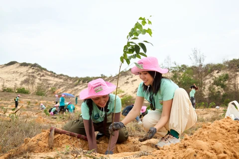 H’Hen Niê vừa có chuyến trồng rừng tại Khu Bảo tồn thiên nhiên Tà Kóu cùng "đồng đội." (Ảnh: CTV/Vietnam+)