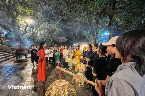 Du khách trải nghiệm tour đêm Đền Hùng. (Ảnh: Mai Mai/Vietnam+)