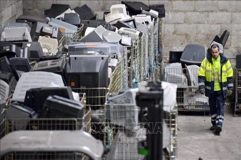 Công nhân làm việc tại trung tâm thu thập rác điện tử ở Ploufragan, miền tây Pháp. (Ảnh tư liệu minh họa: AFP/TTXVN)