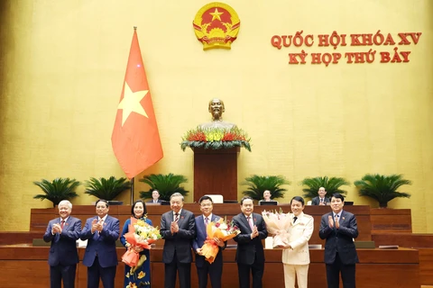 Các đồng chí lãnh đạo Đảng, Nhà nước tặng hoa chúc mừng nhân sự mới của Chính phủ và Quốc hội. (Ảnh: TTXVN)