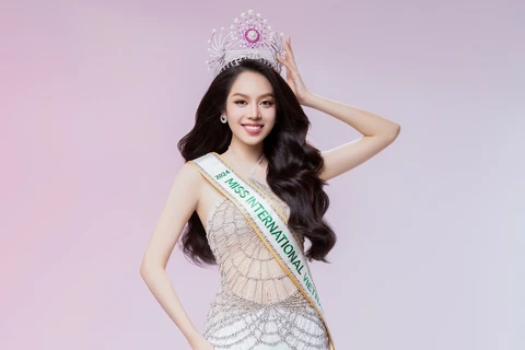 Thanh Thủy mang trên mình dải băng Miss International Vietnam 2024 cùng vương miện Hoa hậu Việt Nam sẵn sàng cho cuộc thi quốc tế. (Ảnh: CTV/Vietnam+)