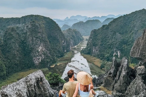 Du khách quốc tế trên đỉnh Hang Múa, Ninh Bình. (Ảnh: CTV/Vietnam+)