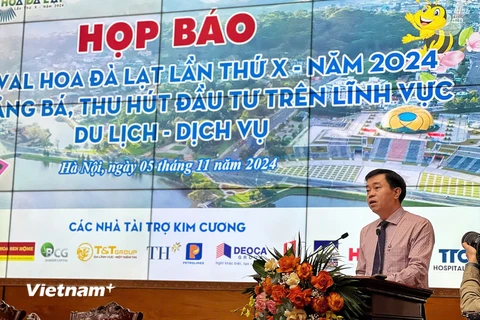 Ban tổ chức giới thiệu về chương trình lễ hội tại họp báo. (Ảnh: Mai Mai/Vietnam+)