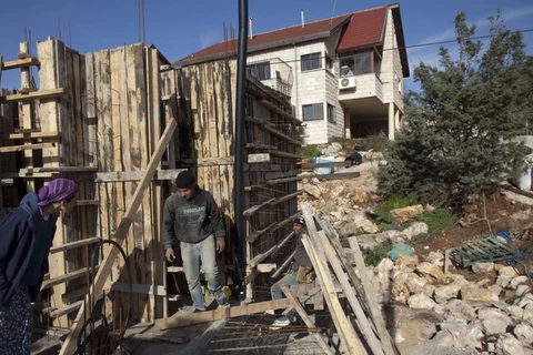 Thi công nhà cho người định cư Do Thái. (Nguồn: AFP/TTXVN)