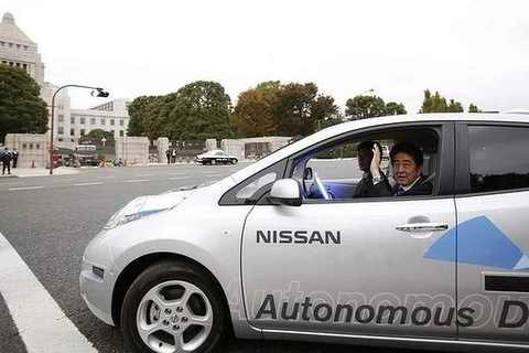 Thủ tướng Nhật Bản ngồi xe tự lái. (Nguồn: Reuters)