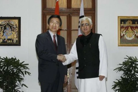 Ngoại trưởng Ấn Độ Salman Khurshid (phải) và người đồng cấp Hàn Quốc Yun Byung-se. (Nguồn: PTI)