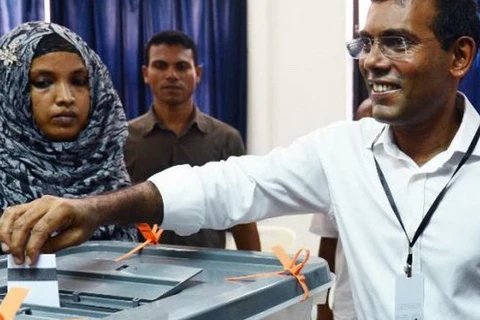 Cựu Tổng thống Mohamed Nasheed bỏ phiếu. (Nguồn: AFP)