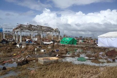 Sân bay ở thành phố Tacloban bị san phẳng. (Nguồn: Twitter)