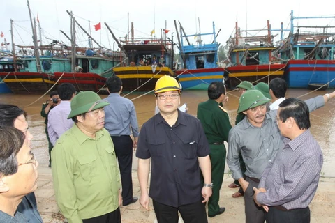 Phó Thủ tướng Hoàng Trung Hải kiểm tra công tác neo đậu tàu thuyền tránh bão. (Ảnh: Hồ Cầu/TTXVN)