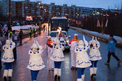 Các vận động viên tham gia rước ngọn đuốc Olympic tại cảng Murmansk, cách thủ đô Moskva khoảng 2.000km về phía Bắc ngày 30/10. (Nguồn: AFP/TTXVN)