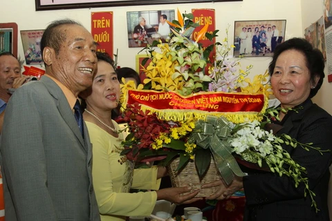 Phó Chủ tịch nước thăm nhà giáo Nguyễn Ngọc Ký