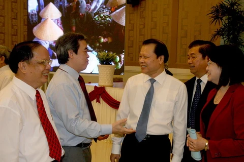 Phó Thủ tướng Chính phủ Vũ Văn Ninh trao đổi với các đại biểu. (Ảnh: Đình Huệ/TTXVN)