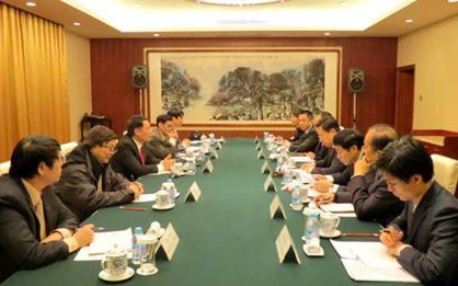 Ông Phạm Văn Linh và Đoàn công tác Ban Tuyên giáo Trung ương làm việc với ông Vương Hiểu Huy và cán bộ Ban Tuyên truyền Trung ương Đảng Cộng sản Trung Quốc. (Nguồn: TTXVN)