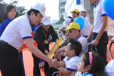 Chủ tịch nước tham gia chương trình đi bộ vì người khuyết tật