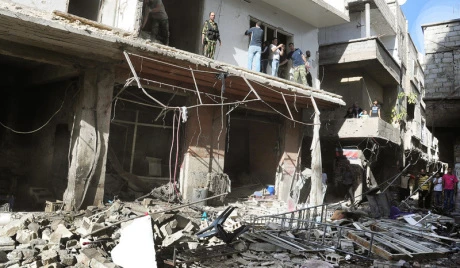 Cảnh tan hoang sau một vụ không kích ở Aleppo. (Nguồn: EPA)