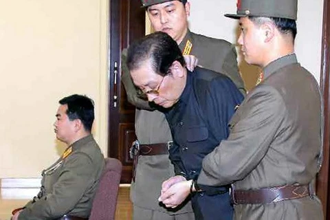 Ông Jang Song-Thaek (thứ 2, bên phải) tại phiên tòa quân sự ở Bình Nhưỡng ngày 12/12. (Nguồn: Yonhap/TTXVN)