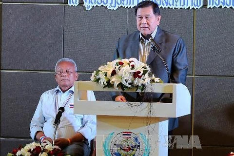 Tư lệnh tối cao quân đội Thái Lan Thanasak Patimaprakorn tuyên bố trung lập trong khi thủ lĩnh biểu tình Suthep Thaugsuban ngồi bên cạnh (Nguồn: TTXVN)