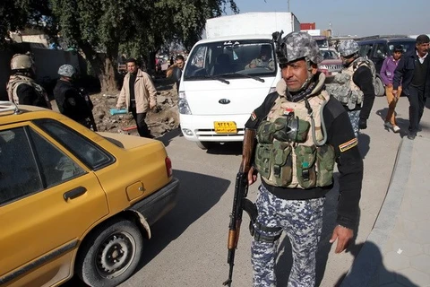 Nhân viên an ninh Iraq tuần tra tại Baghdad ngày 16/12. (Nguồn: AFP/TTXVN)