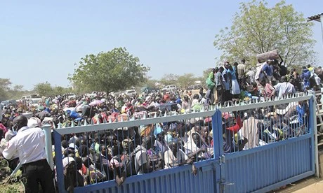 Người dân Sudan tụ tập trước cổng Văn phòng Liên hợp quốc. (Nguồn: Reuters)