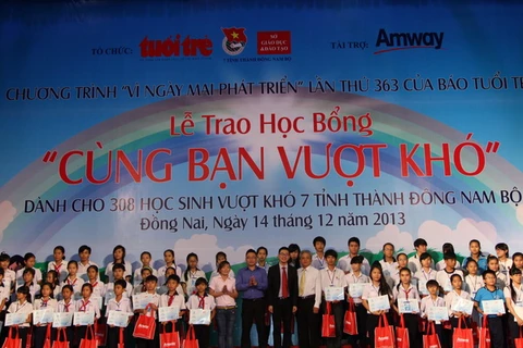Amway Việt Nam trao học bổng cho học sinh nghèo vượt khó