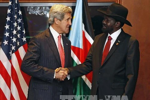 Tổng thống Nam Sudan Salva Kiir (phải) và Ngoại trưởng Mỹ John Kerry (Nguồn: AFP/TTXVN)